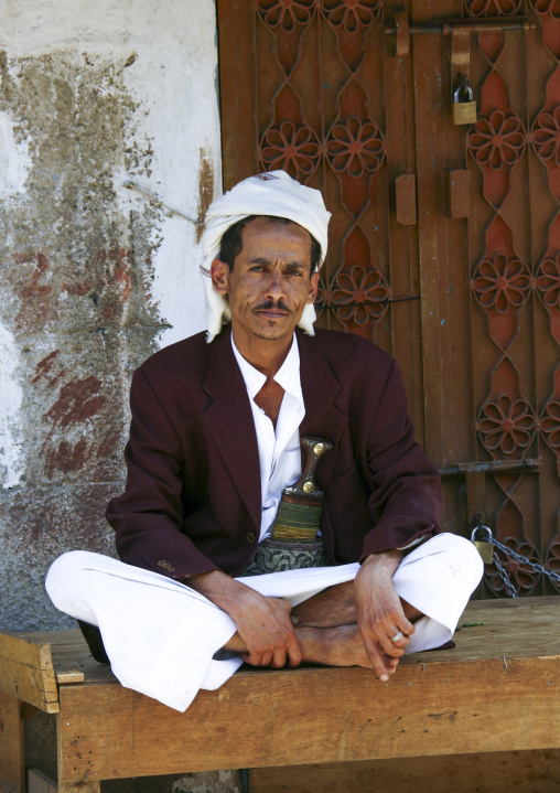 Portrait of a yemeni man with a jambiya, Amanat Al-Asemah, Sanaa, Yemen