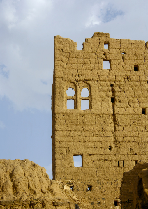 Ruined multi-storey house made of mud in the old town, Marib Governorate, Marib, Yemen