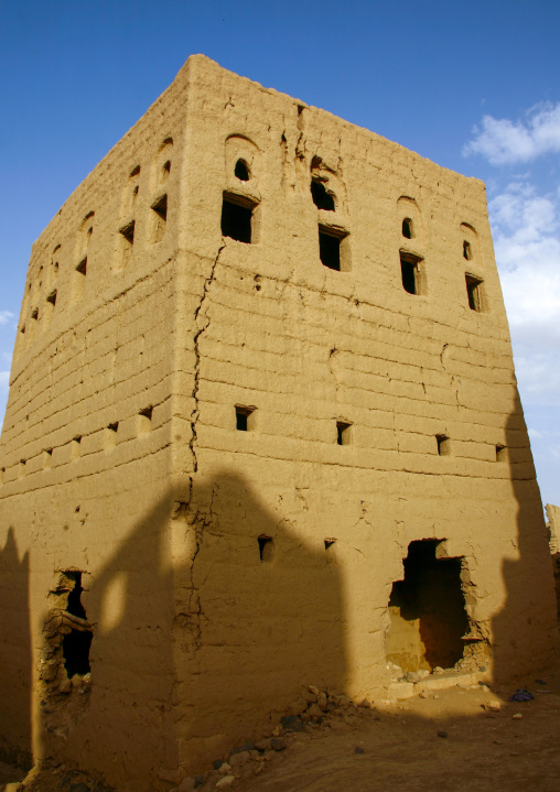Ruined multi-storey house made of mud in the old town, Marib Governorate, Marib, Yemen