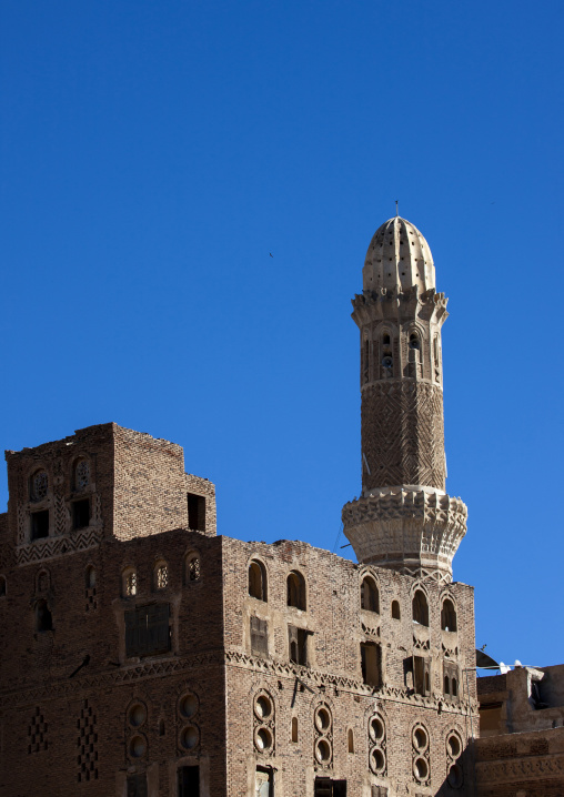 Mosque in the middle of traditional houses in the old city, Amanat Al-Asemah, Sanaa, Yemen
