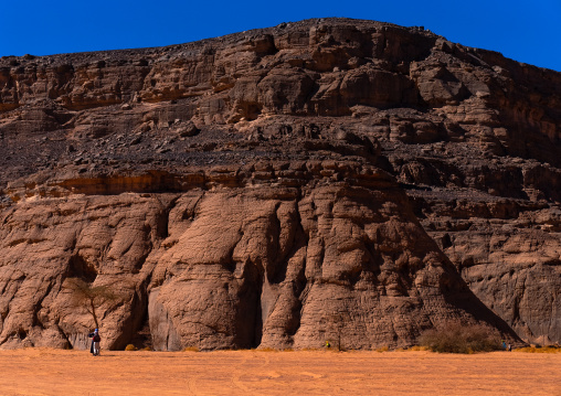 Tourist walking in the desert, Tassili N'Ajjer National Park, Tadrart Rouge, Algeria