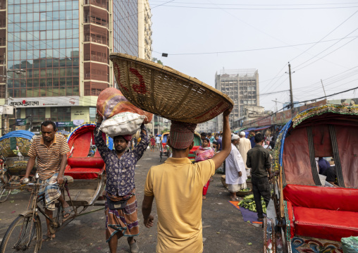 Porter in the Kawran Bazar vegetables and fruits morning market, Dhaka Division, Dhaka, Bangladesh