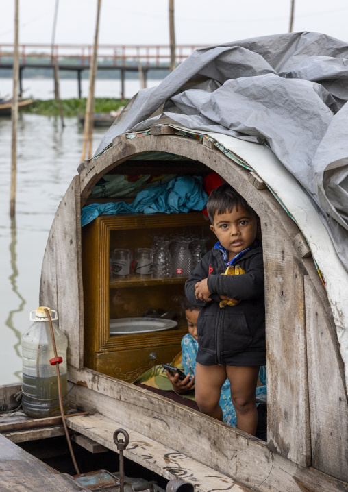 Bede gyspsy children living on a boat in Sundarbans, Barisal Division, Banaripara, Bangladesh