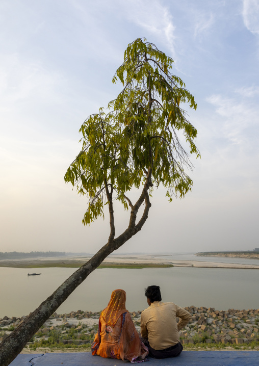 Rear view of a bangladeshi couple in Kalitola ghat, Rajshahi Division, Sariakandi, Bangladesh