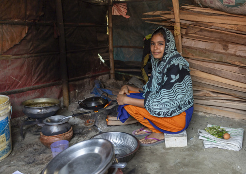 Gyspy teenage girl cooking in her kitchen, Chittagong Division, Bijoynagar, Bangladesh