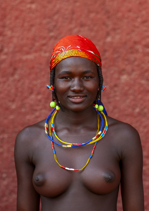 Mundimba refugee woman of the angolan civil war, Kunene region, Opuwo, Namibia