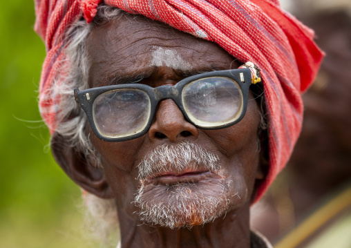 Old man wearing broken glasses and a turban, Tamil Nadu, Pudukkottai, India