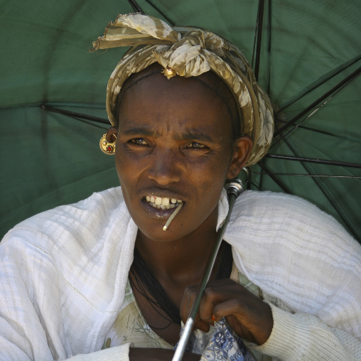 Portrait of an eritrean woman under an umbrella, Debub, Senafe, Eritrea
