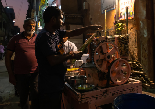 Indian man making a fresh cane juice, Rajasthan, Jaipur, India