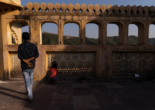 Tourists on Amer Fort rampart, Rajasthan, Amer, India