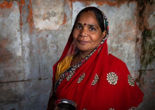 Rajasthani woman in Galtaji temple aka monkey temple, Rajasthan, Jaipur, India