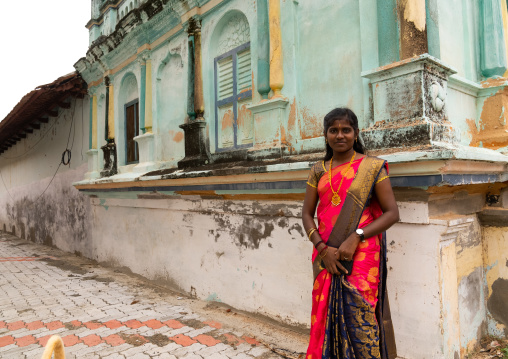 Indian woman in front of an old Chettiar mansion, Tamil Nadu, Kanadukathan, India