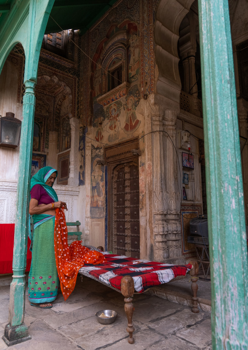 Indian woman in an old haveli, Rajasthan, Dundlod, India