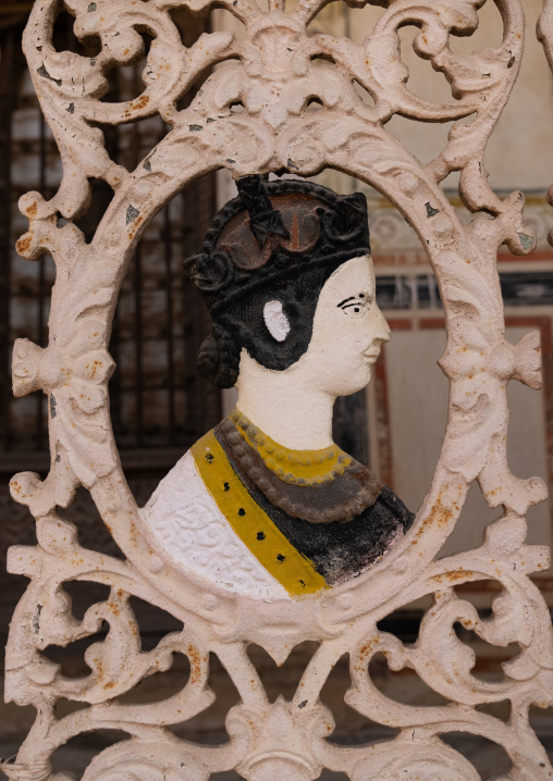 Queen Victoria on the iron fence of Hanuman Prasad Nevatia Haveli, Rajasthan, Fatehpur, India