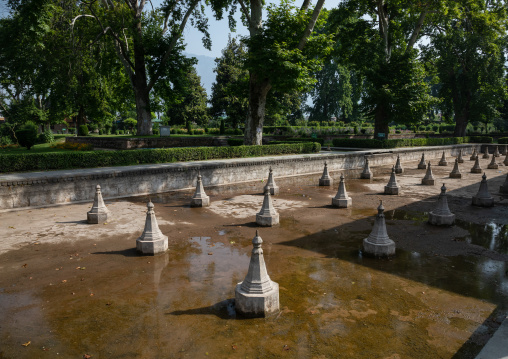 ￼Fountain in Shalimar Bagh Mughal garden, Jammu and Kashmir, Srinagar, India