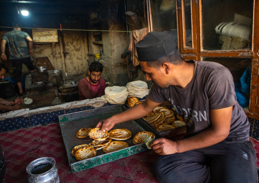 Baker making and selling bread, Jammu and Kashmir, Srinagar, India