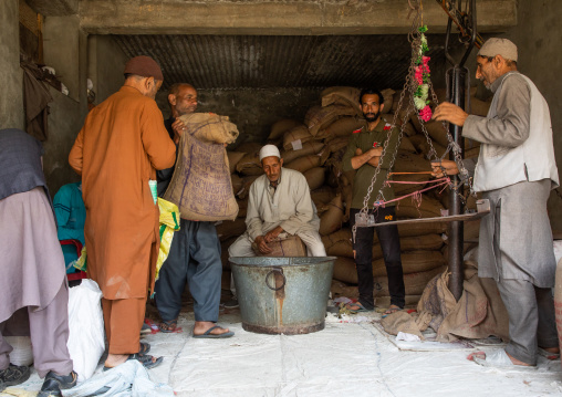 Sale of rice sponsored by the government, Jammu and Kashmir, Charar- E- Shrief, India