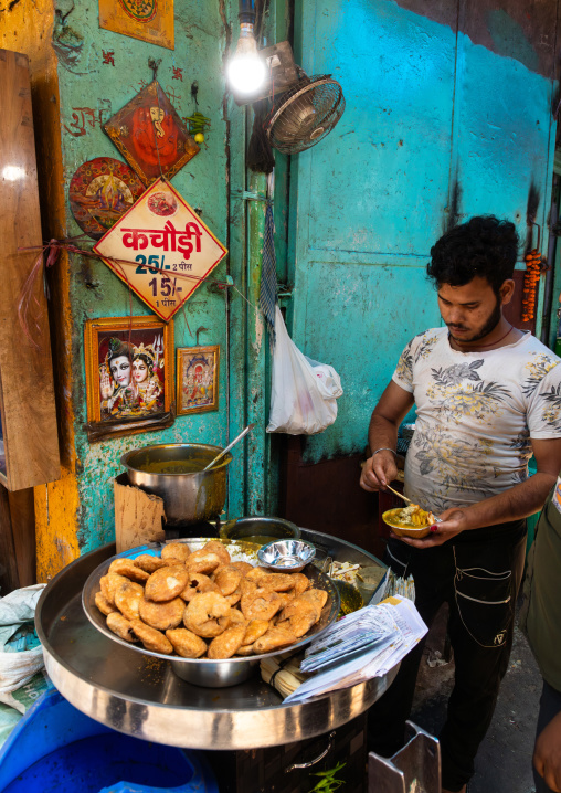 Indian man preparing food in the street in old Delhi, Delhi, New Delhi, India