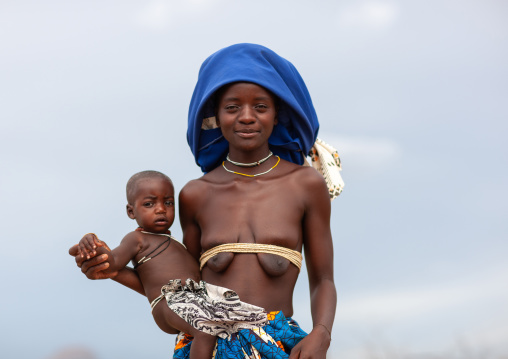 Mucubal tribe woman with her child, Namibe Province, Virei, Angola