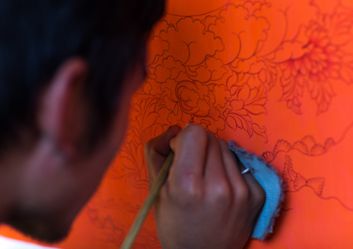 Tibetan artist painting a thangka at a workshop, Qinghai province, Wutun, China