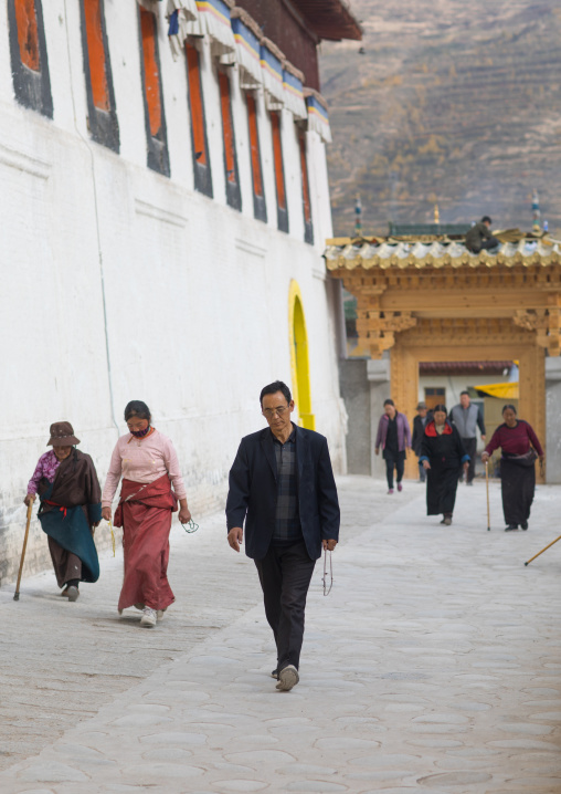Tibetan pilgrims at the kora in Rongwo monastery, Tongren County, Longwu, China