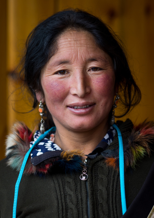 Portrait of a nyingma tibetan nomad woman during a pilgrimage in Labrang monastery, Gansu province, Labrang, China