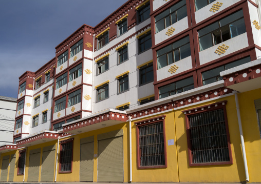 New empty apartments waiting a wave of Han chinese migrants, Tongren County, Longwu, China