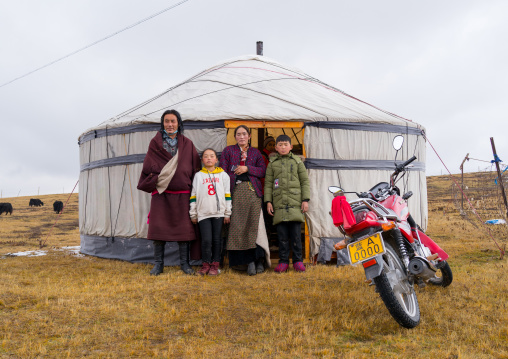 Portrait of a tibetan nomad family living in a yurt in the grasslands, Qinghai province, Sogzong, China