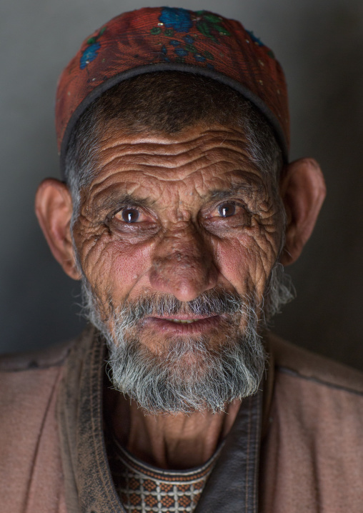 Afghan old man in pamiri traditional clothing, Badakhshan province, Wuzed, Afghanistan