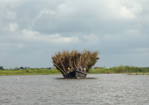 Benin, West Africa, Ganvié, farmers poling boat on nokoue lake near ganvie stilt village