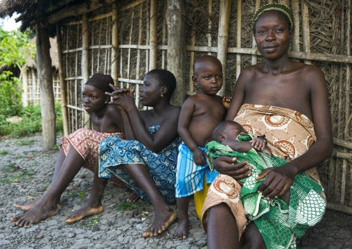 Benin, West Africa, Onigbolo Isaba, holi tribe women and children in front of their hut