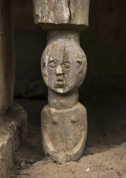 Benin, West Africa, Dassa-Zoumè, pillar in the yaka palace of the omondjagou people