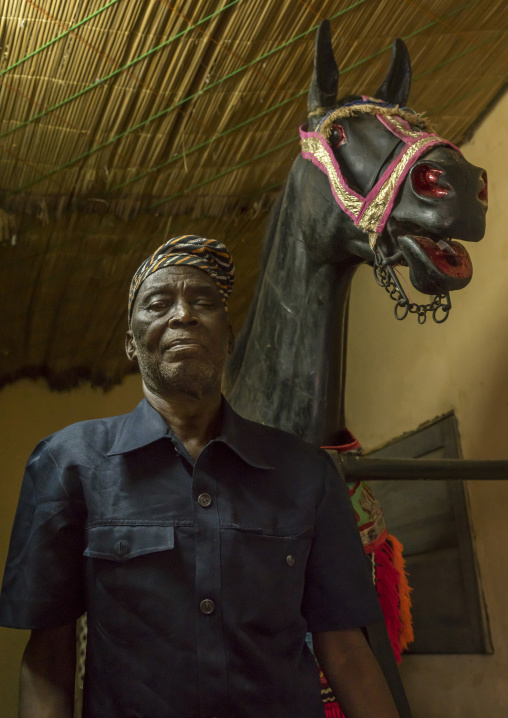 Benin, West Africa, Dassa-Zoumè, hippolyte zomahoun great grandson of king adjiki of dassa in front of the wooden horse on wheels