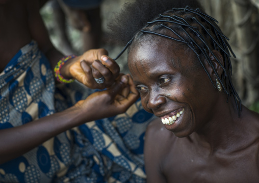Benin, West Africa, Onigbolo Isaba, hairdresser at home in holi tribe