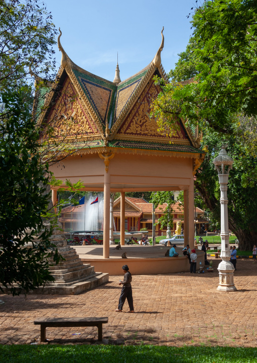 Cambodiuan people resting under a pagoda in a garden, Phnom Penh province, Phnom Penh, Cambodia