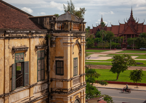 Old colonial building in front of the national museum, Phnom Penh province, Phnom Penh, Cambodia