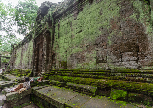 Children sleeping in the old ruins of a temple in Angkor wat, Siem Reap Province, Angkor, Cambodia