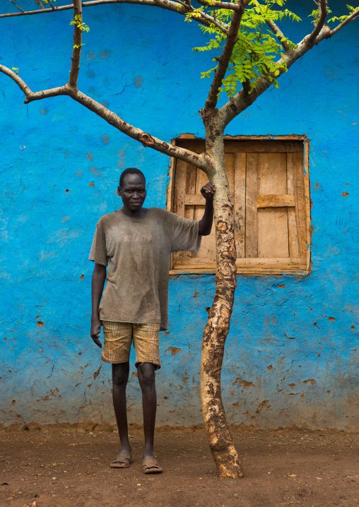 Bodi tribe man suffering of epilepsy and banned from the community, Omo valley, Hana mursi, Ethiopia