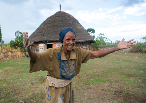 Ethiopia, Kembata, Alaba Kuito, ethiopian woman in front of her traditional painted house