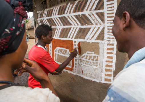 Ethiopia, Kembata, Alaba Kuito, young man painting the wall of a traditional ethiopian house
