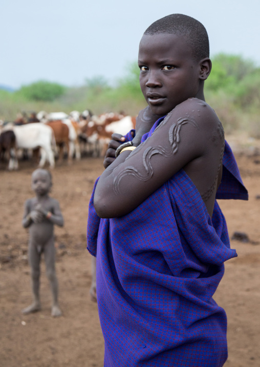 Bodi tribe woman with impressive scarifications on the arm, Omo valley, Hana mursi, Ethiopia