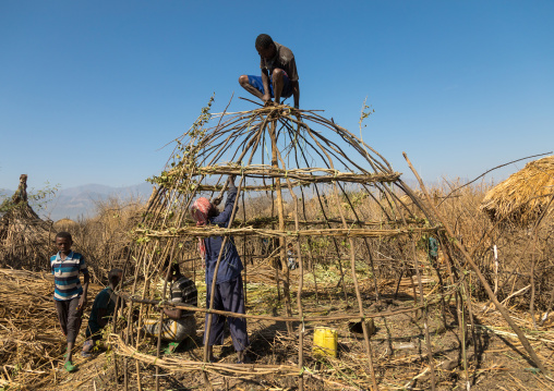 Men from Artuma tribe build a traditional ethiopian house, Amhara region, Kemise, Ethiopia
