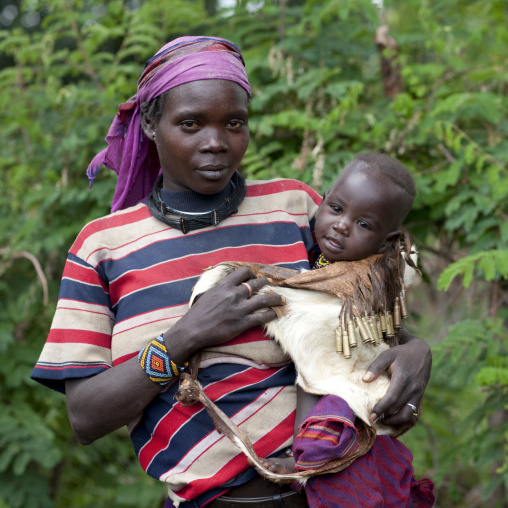 Menit mother and baby, Tum market, Omo valley, Ethiopia