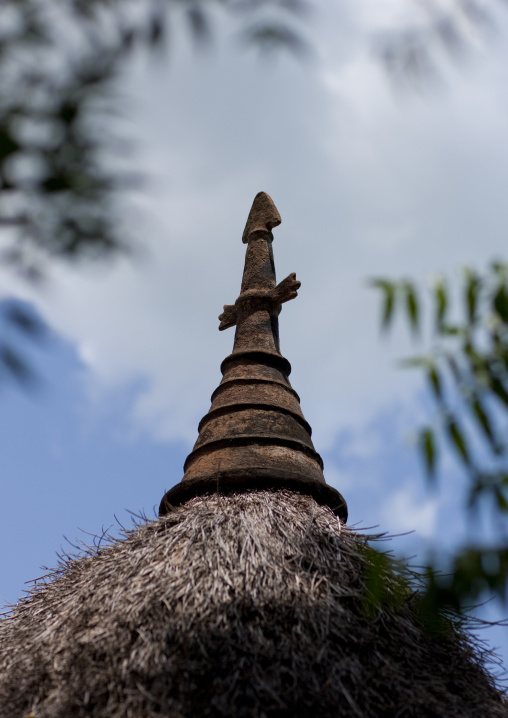 Pottery decoration on a hut roof, Dima anuak village, Gambella province, Ethiopia
