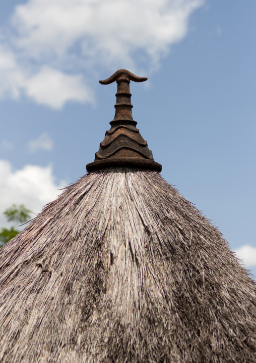 Pottery decoration on a hut roof, Dima anuak village, Gambella province, Ethiopia
