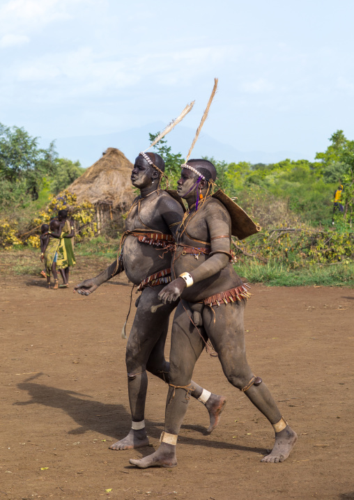 Bodi tribe fat men running during Kael ceremony, Omo valley, Hana Mursi, Ethiopia