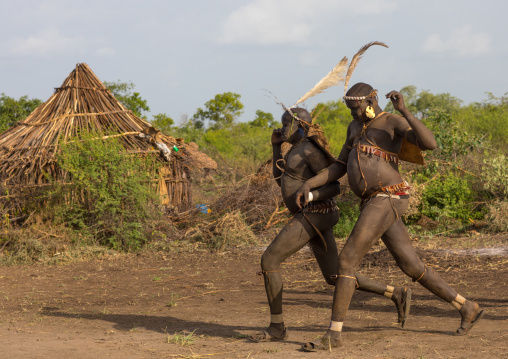 Bodi tribe fat men running during Kael ceremony, Omo valley, Hana Mursi, Ethiopia