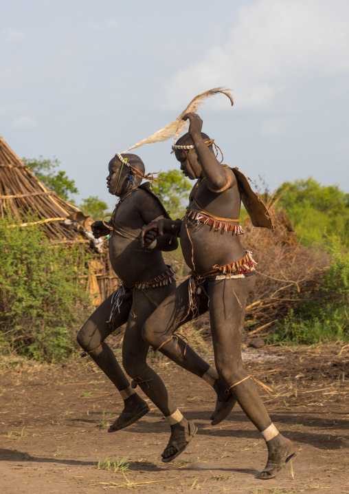 Bodi tribe fat men running during Kael ceremony, Omo valley, Hana Mursi, Ethiopia
