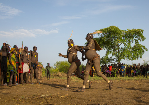 Bodi tribe fat men running during Kael ceremony, Omo valley, Hana Mursi, Ethiopia