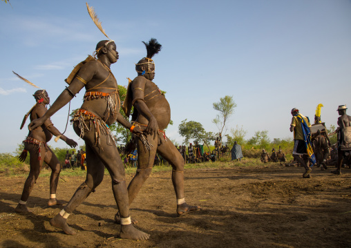 Bodi tribe fat men running during Kael ceremony, Omo valley, Hana Mursi, Ethiopia